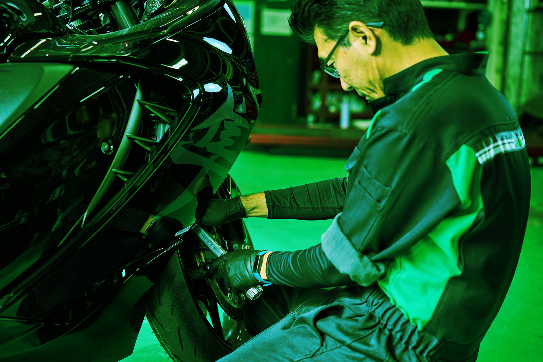 バイクのメンテナンス作業をしている画像