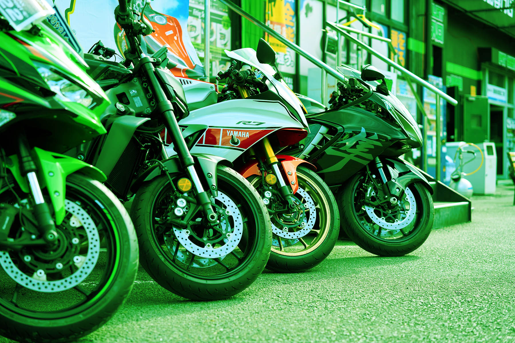店外の駐車場に並べられたバイクの画像