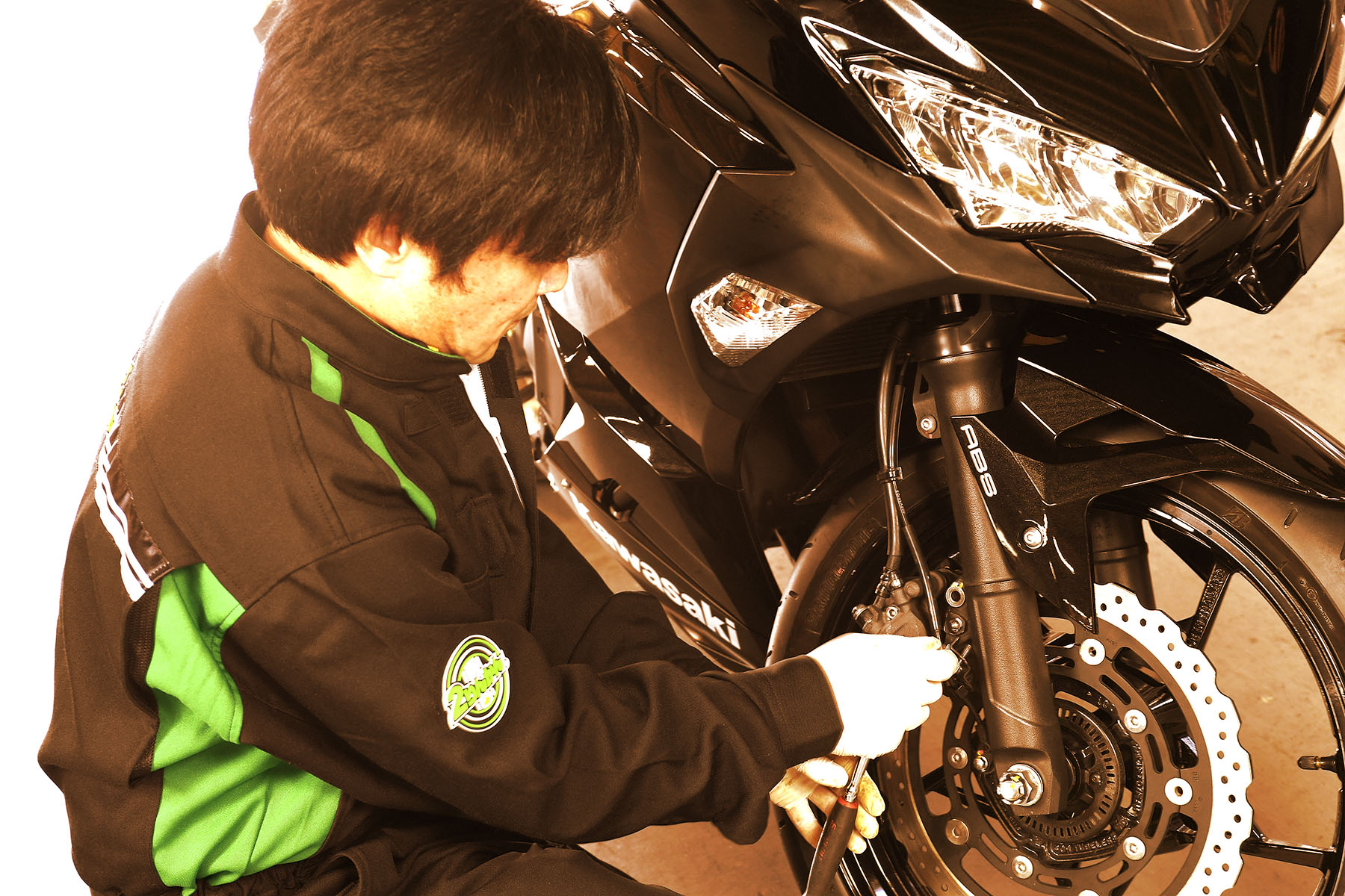 バイクのコーティング作業をしている画像
