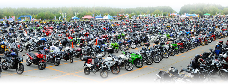 膨大なバイクで埋め尽くされた駐車場