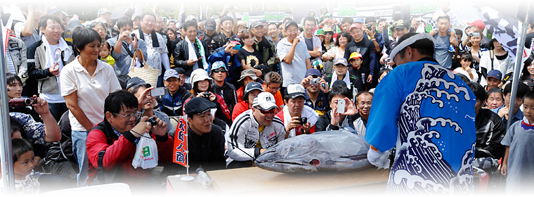 大迫力のマグロ解体ショー