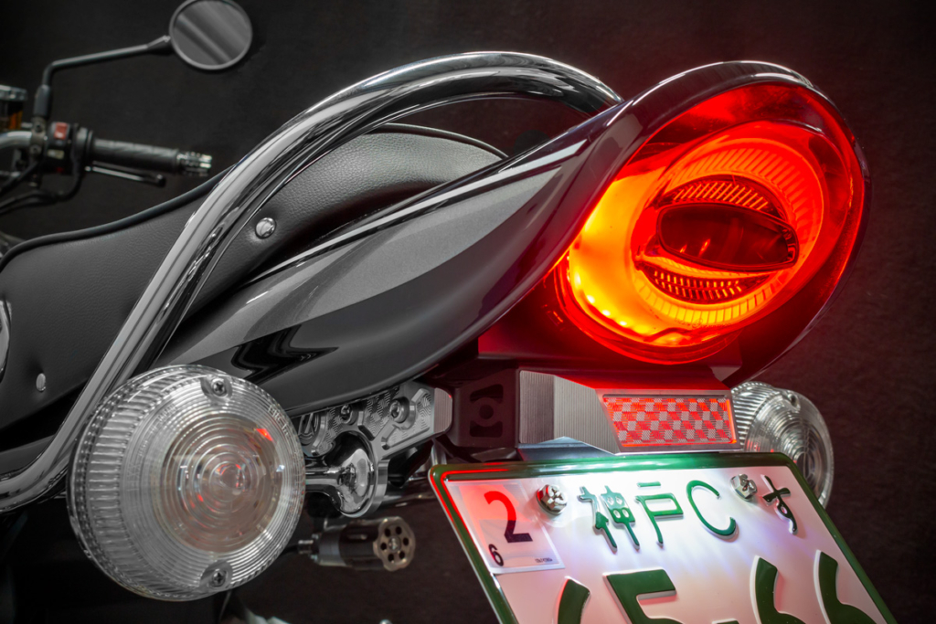 ARCHI】Z900RSのテールライト&ウィンカーに高級感あふれる削り出し  