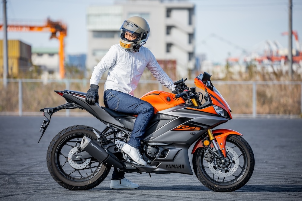 夏のライダーを救う『走行風を取り込む』オートバイ専用設計【フィン 