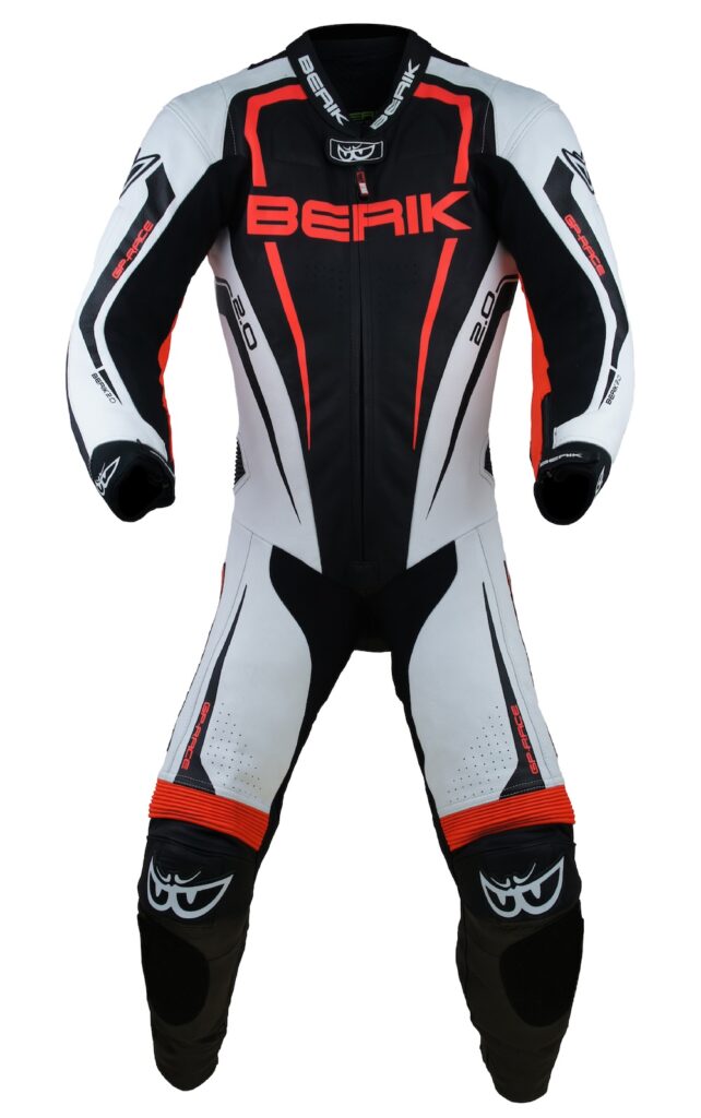 BERIKのレーシングスーツ・オフロード・モトジムカーナセットの試着が 
