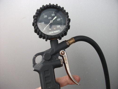 エアーゲージ｜バイクの適切なタイヤ空気圧を確認・調整する方法について解説｜２りんかんライダーズアカデミー