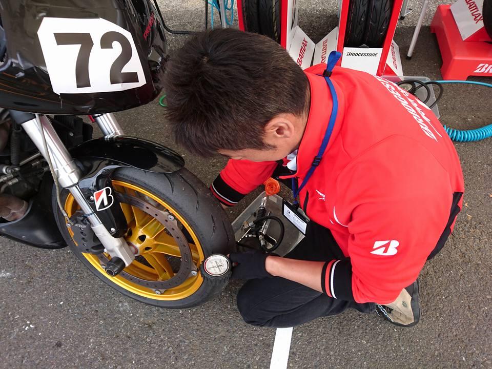 エアー調整｜バイクの適切なタイヤ空気圧を確認・調整する方法について解説｜２りんかんライダーズアカデミー