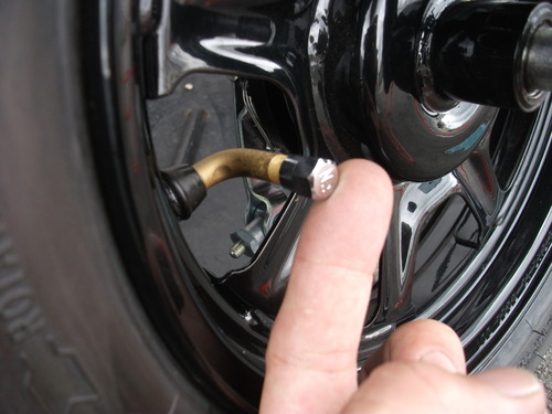 タイヤエアーバルブ01｜バイクの適切なタイヤ空気圧を確認・調整する方法について解説｜２りんかんライダーズアカデミー
