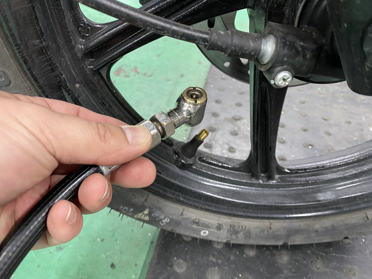 タイヤエアーバルブ01｜バイクの適切なタイヤ空気圧を確認・調整する方法について解説｜２りんかんライダーズアカデミー