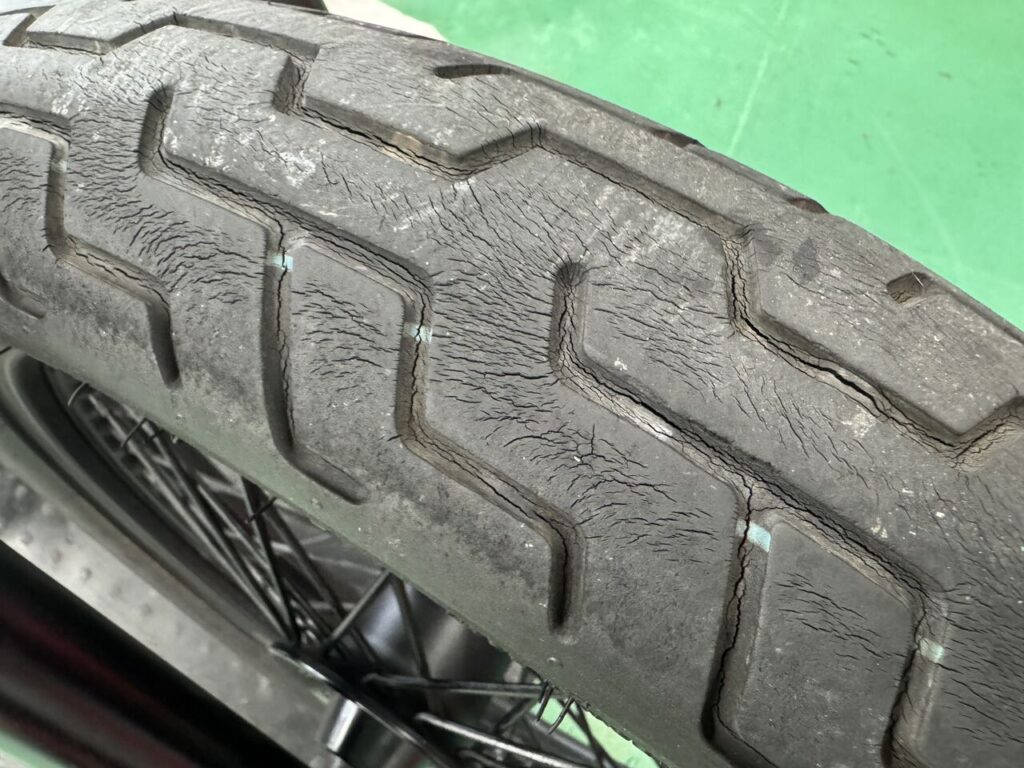 バイクタイヤのひび割れ、放置は危険？許容範囲と対策を徹底解説 