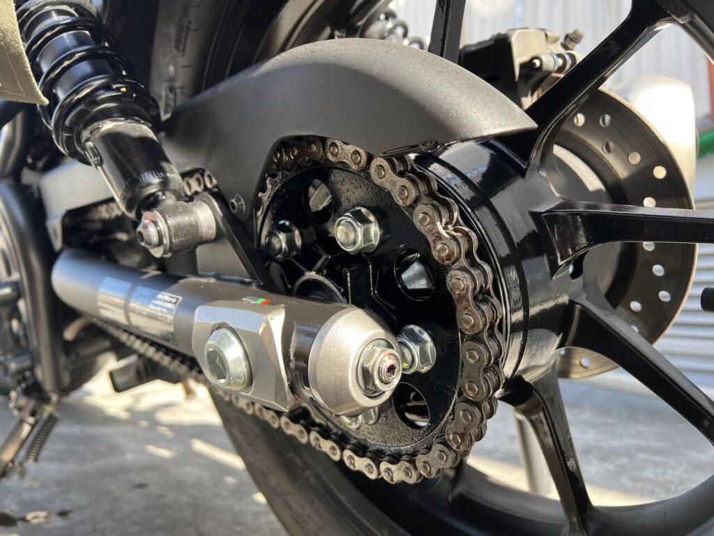 バイクチェーン交換費用と方法を徹底解説！費用を抑える5つのコツも紹介 - ライダーズアカデミー