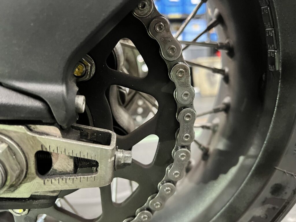 バイクチェーン交換費用と方法を徹底解説！費用を抑える5つのコツも紹介 - ライダーズアカデミー